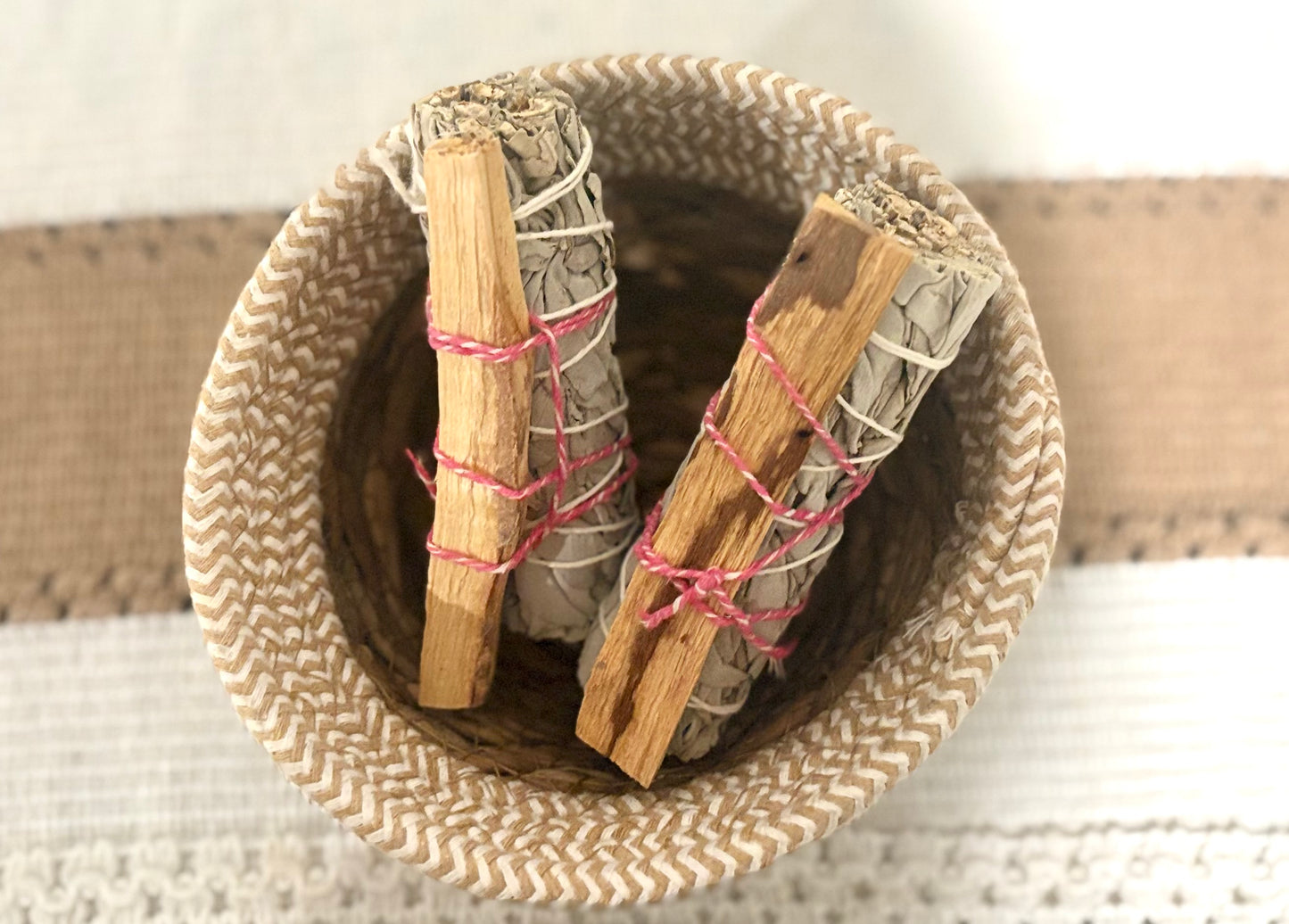 white sage with palo santo/ Salvia blanca con palo santo